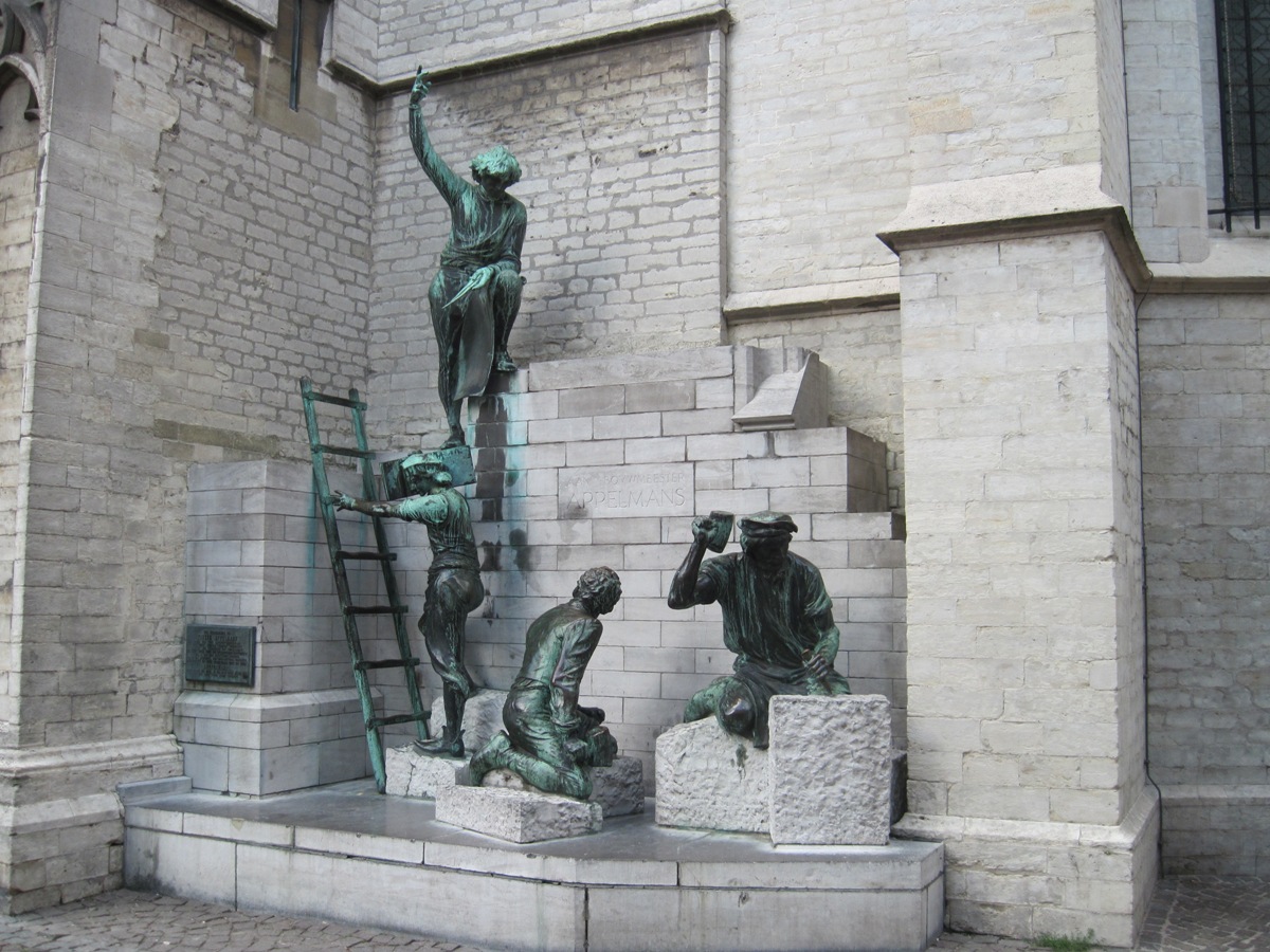 4- Anversa-Gruppo scultoreo in onore di Jan e Pieter Appelmans- architetti della Cattedrale di Nostra Signora